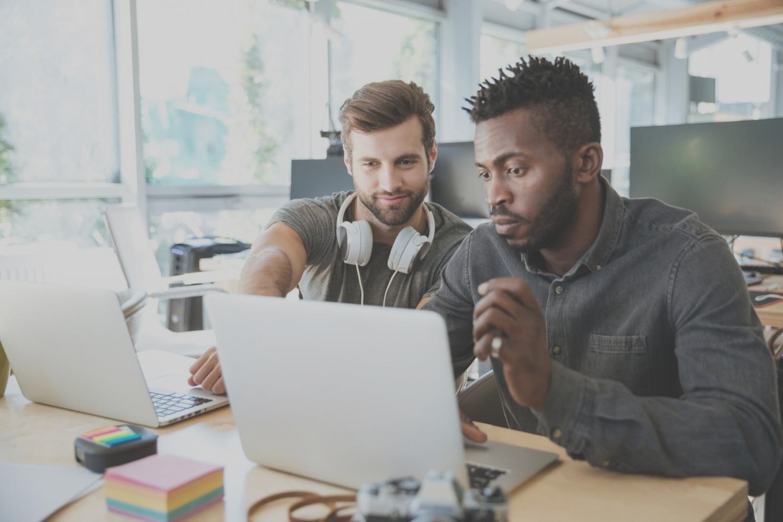 Finanzanalyse-Arbeitsplatz mit modernen Technologien