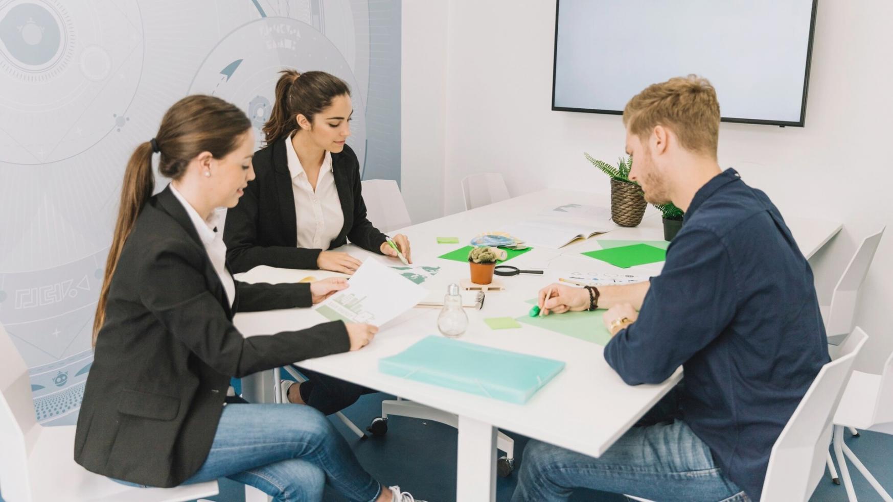 Finanzanalyse und strategische Planung im modernen Büroumfeld